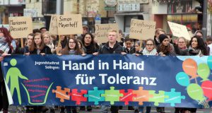 Zahlreiche Schülerinnen und Schüler folgten dem Aufruf des Jugendstadtrates und nahmen an den Gedenkveranstaltungen zur Reichspogromnacht am 9. November in Solingen teil. (Foto: © B. Glumm)