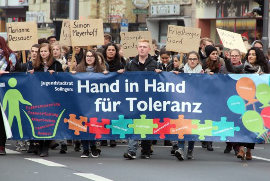 Zahlreiche Schülerinnen und Schüler folgten dem Aufruf des Jugendstadtrates und nahmen an den Gedenkveranstaltungen zur Reichspogromnacht am 9. November in Solingen teil. (Foto: © B. Glumm)