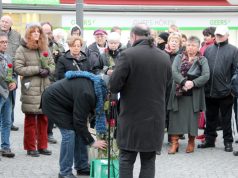 Am Freitagnachmittag versammelten sich rund 80 Solingerinnen und Solinger auf dem Alten Markt, um den während der Nazizeit deportierten und Ermordeten Sinti zu gedenken. (Foto: © B. Glumm)