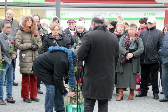 Am Freitagnachmittag versammelten sich rund 80 Solingerinnen und Solinger auf dem Alten Markt, um den während der Nazizeit deportierten und Ermordeten Sinti zu gedenken. (Foto: © B. Glumm)