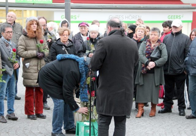 Am Freitagnachmittag versammelten sich rund 80 Solingerinnen und Solinger auf dem Alten Markt, um den während der Nazizeit deportierten und Ermordeten Sinti zu gedenken. (Foto: © B. Glumm)