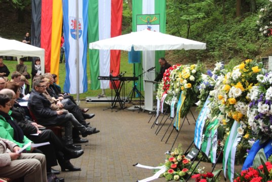 Jedes Jahr erinnern die Städte Langenfeld, Leverkusen, Remscheid, Solingen, Wuppertal und Leichlingen in einer gemeinsamen Veranstaltung an das Verbrechen und gedenken der Opfer. Am Sonntag richtete die Stadt Leichlingen die Veranstaltung aus. (Foto: © Bastian Glumm)