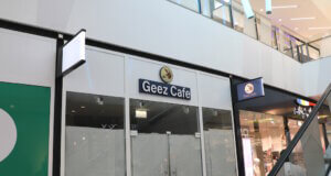 Noch sind die Türen verschlossen: Ab dem 8. September wird der Hofgarten um ein gastronomisches Angebot reicher: Mit dem Geez Café eröffnet im Hofgarten ein Treffpunkt, der afrikanische Kaffeekultur nach Solingen bringt. (Foto: © Bastian Glumm)