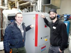„Läuft“, Patrick Preiss (li.), Energiemanager der Technischen Abteilung der Kplus Gruppe, und Kemal Hilmi Dogan, Technischer Betriebsleiter der Genesis Zentralküche, freuen sich über die Installation des neuen Blockheizkraftwerks an der Alsenstraße. (Foto: © Kplus Gruppe)