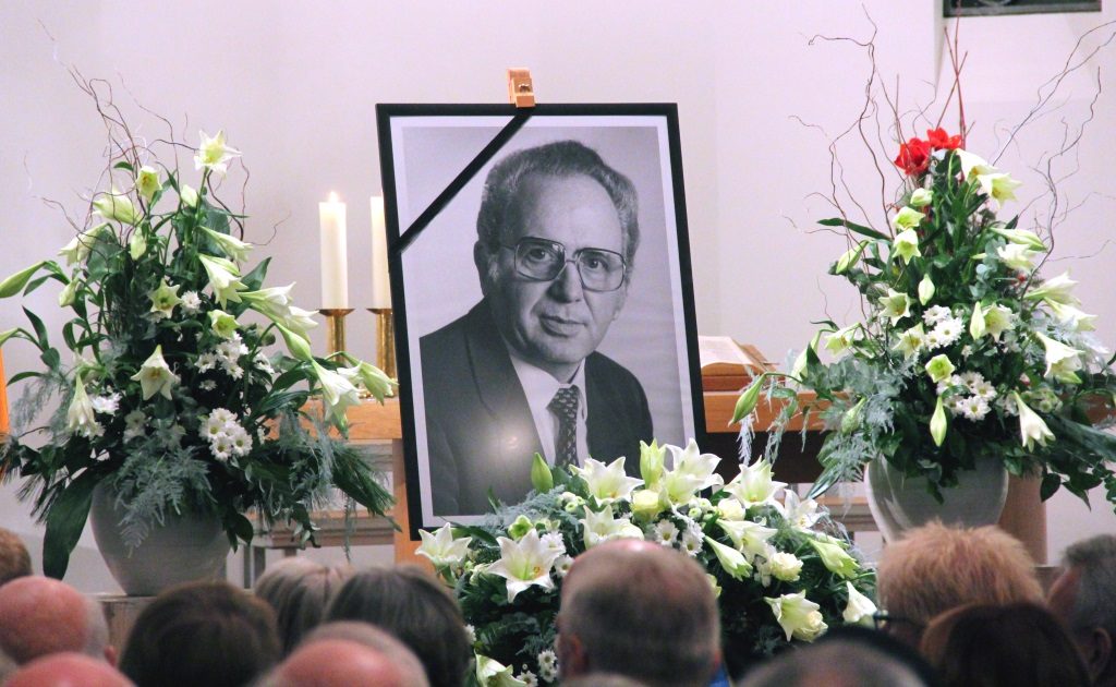 In der Dorper Kirche nahmen viele Solingerinnen und Solinger am Dienstagabend Abschied von ihrem langjährigen Oberbürgermeister Gerd Kaimer, der am 11. Dezember im Alter von 90 Jahren verstarb. (Foto: B. Glumm)