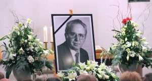 In der Dorper Kirche nahmen viele Solingerinnen und Solinger am Dienstagabend Abschied von ihrem langjährigen Oberbürgermeister Gerd Kaimer, der am 11. Dezember im Alter von 90 Jahren verstarb. (Foto: B. Glumm)