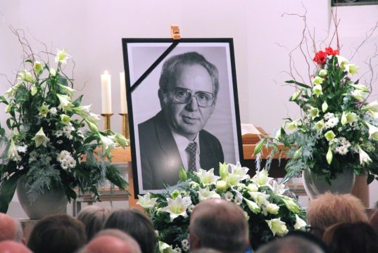 In der Dorper Kirche nahmen viele Solingerinnen und Solinger am Dienstagabend Abschied von ihrem langjährigen Oberbürgermeister Gerd Kaimer, der am 11. Dezember im Alter von 90 Jahren verstarb. (Foto: B. Glumm)