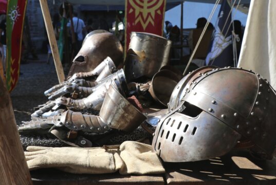 Die Gerogs Ritter laden zur Familienschatzsuche in Schloss Burg ein. (Foto: © Bastian Glumm)