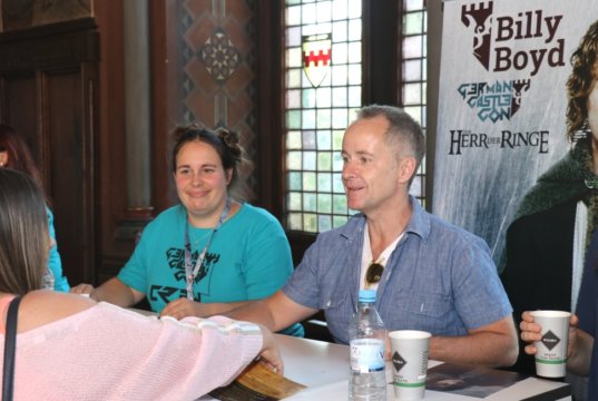 Lange Schlangen vor Billy Boyd, der am Samstag auf Schloss Burg fleißig Autogramme schrieb. Der Schauspieler verkörperte den Hobbit "Peregrin Tuk (Pippin)" in der Herr der Ringe-Triologie und war am Wochenende Gast auf der 1. German Castle Con. (Foto: © Bastian Glumm)