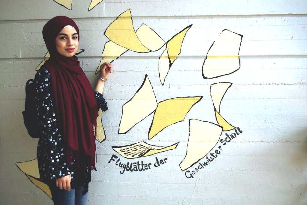 Lujain Al Khalaf kam vor drei Jahren aus Syrien nach Solingen. Die 17-jährige Schülerin der "Scholle" schaffte jetzt die Qualifikation für die gymnasiale Oberstufe mit einem glatten Einser-Schnitt. (Foto: © Stadt Solingen/Stefanie Mergehenn)