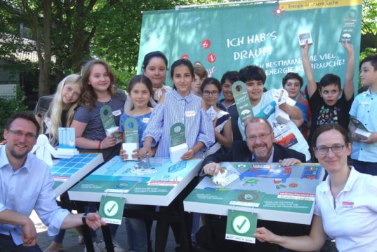 Der Energiesparwettbewerb "Warm-Up" der Verbraucherzentrale machte Halt in der Geschister-Scholl Schule: v.li Energeiberater Florian Bublies, Dr. Klaus Strehlau Stadtdienstleiter Natur und Umwelt und Aktionsbetreuerin Evelyn Hillebrand. (Foto: © Verbraucherzentrale NRW)