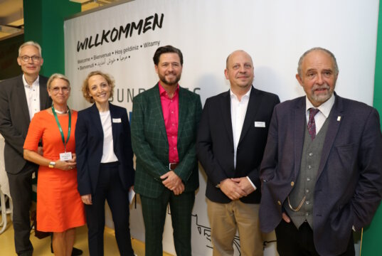 Arbeiten in Sachen Solinger Gesundheitskiosk eng zusammen: v.li. Matthias Mohrmann und Christiane Otto (AOK Rheinland/Hamburg), Ranya Sellnau (Leiterin Gesundheitskiosk) Frank Goworek (Bergische Krankenkasse), Mark S. Kuypers (solimed) und Beigeordneter Jan Welzel. (Foto: © Bastian Glumm)