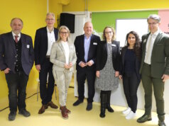 Luden zum Neujahrsempfang in den Gesundheitskiosk Solingen ein und zogen eine positive Bilanz: v.li. Jan Welzel (Beigeordneter Stadt Solingen), Matthias Mohrmann (stellv. Vorstandsvorsitzender AOK Rheinland/Hamburg), Christiane Otto (Regionaldirektorin AOK Rheinland/Hamburg, Bergisches Land), Mark Kuypers (solimed), Ranya Sellnau (Leiterin Gesundheitskiosk), Özlem Yilmaz und Alf Dahl (beide Bergische Krankenkasse). (Foto: © Bastian Glumm)