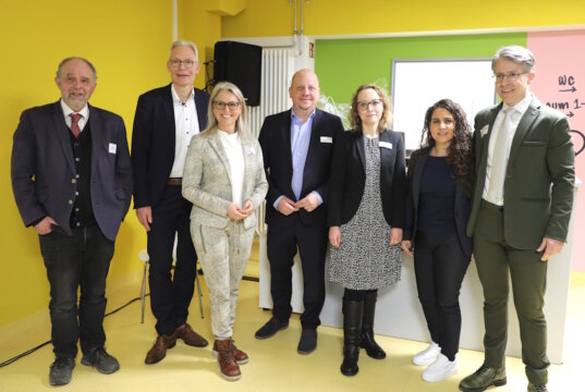 Luden zum Neujahrsempfang in den Gesundheitskiosk Solingen ein und zogen eine positive Bilanz: v.li. Jan Welzel (Beigeordneter Stadt Solingen), Matthias Mohrmann (stellv. Vorstandsvorsitzender AOK Rheinland/Hamburg), Christiane Otto (Regionaldirektorin AOK Rheinland/Hamburg, Bergisches Land), Mark Kuypers (solimed), Ranya Sellnau (Leiterin Gesundheitskiosk), Özlem Yilmaz und Alf Dahl (beide Bergische Krankenkasse). (Foto: © Bastian Glumm)