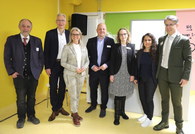 Luden zum Neujahrsempfang in den Gesundheitskiosk Solingen ein und zogen eine positive Bilanz: v.li. Jan Welzel (Beigeordneter Stadt Solingen), Matthias Mohrmann (stellv. Vorstandsvorsitzender AOK Rheinland/Hamburg), Christiane Otto (Regionaldirektorin AOK Rheinland/Hamburg, Bergisches Land), Mark Kuypers (solimed), Ranya Sellnau (Leiterin Gesundheitskiosk), Özlem Yilmaz und Alf Dahl (beide Bergische Krankenkasse). (Foto: © Bastian Glumm)