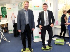 Gregor Hellmons (links), Sprecher der Geschäftsführung der Kplus Gruppe, und Oliver Hartmann (rechts), Regionaldirektor der AOK, versuchen sich auf dem Bewegungsparcour im Kplus Forum Solingen. (Foto: © Bastian Glumm)