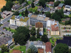 Das Gesundheitszentrum Bethanien (Gebäude links) an der Aufderhöher Straße 169. (Foto: © Diakonie Bethanien)