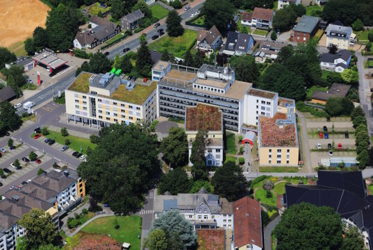 Das Gesundheitszentrum Bethanien (Gebäude links) an der Aufderhöher Straße 169. (Foto: © Diakonie Bethanien)