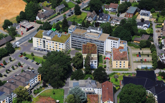 Das Gesundheitszentrum Bethanien (Gebäude links) an der Aufderhöher Straße 169. (Foto: © Diakonie Bethanien)