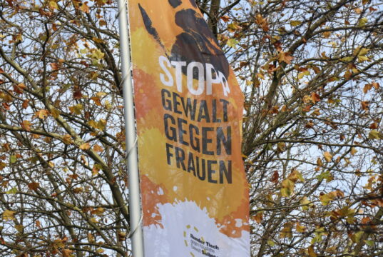 Vor dem Rathaus wurde am Freitag eine "Orange Day"-Flagge anlässlich des Internationalen Tages gegen Gewalt an Frauen und Mädchen gehisst. (Foto: © Bastian Glumm)