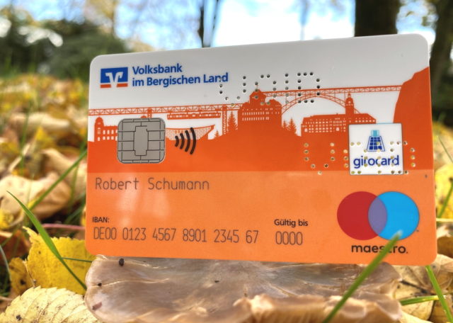 Die neue girocard (Debitkarte) für die Kunden der Volksbank im Bergischen Land – die bergische Skyline soll die Verbundenheit mit der Region unterstreichen. (Foto: Volksbank)