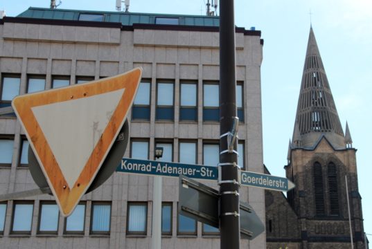 Ohne Barrieren sollen Fußgänger zukünftig die Goerdelerstraße in Höhe Clemenskirche und Clemens-Galerien überqueren können. (Archivfoto: © Bastian Glumm)