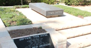 Das Grab von Golda Meir auf dem Nationalfriedhof auf dem Herzlberg in Jerusalem. (Foto: © Bastian Glumm)