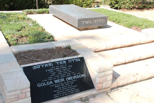 Das Grab von Golda Meir auf dem Nationalfriedhof auf dem Herzlberg in Jerusalem. (Foto: © Bastian Glumm)