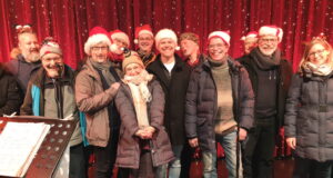 Wie in jedem Jahr trat der Gospelchor unisono jetzt auf dem Kölner Weihnachtsmarkt auf der großen Bühne vor dem Dom auf. (Foto: privat)