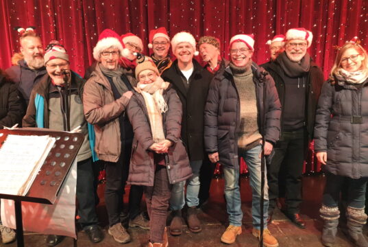 Wie in jedem Jahr trat der Gospelchor unisono jetzt auf dem Kölner Weihnachtsmarkt auf der großen Bühne vor dem Dom auf. (Foto: privat)