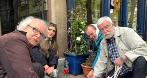 388 Stolpersteine erinnern in Solingens niederländischer Partnerstadt Gouda an die von den Nazionalsozialisten ermordeten Juden. Eine Delegation um den Solinger SPD-Ratsherr Uli Preuss (re.) besuchte jetzt Gouda. (Foto: © Uli Preuss)