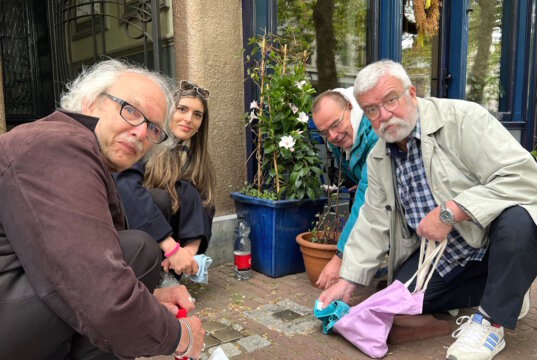388 Stolpersteine erinnern in Solingens niederländischer Partnerstadt Gouda an die von den Nazionalsozialisten ermordeten Juden. Eine Delegation um den Solinger SPD-Ratsherr Uli Preuss (re.) besuchte jetzt Gouda. (Foto: © Uli Preuss)