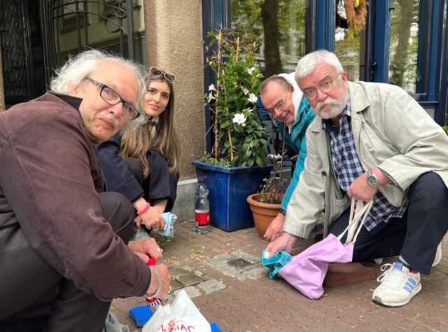 gouda-stolpersteine-ratsherren-uli-preuss 388 Stolpersteine erinnern in Solingens niederländischer Partnerstadt Gouda an die von den Nazionalsozialisten ermordeten Juden. Eine Delegation um den Solinger SPD-Ratsherr Uli Preuss (re.) besuchte jetzt Gouda. (Foto: © Uli Preuss)