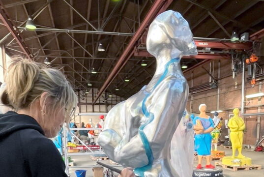 Eine der Aktionen anlässlich des Stadtjubiläums von Gouda ist das Aufstellen von überlebensgroßen Skulpturen – einer Käsebäuerin mit einem großen runden Käse im Arm. (Foto: © Verein Solinger Künstler)