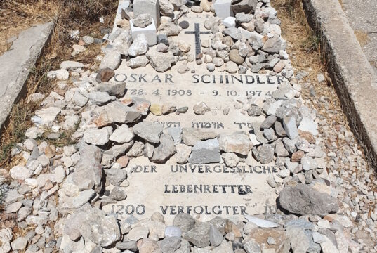 Oskar Schindler rettete während des Zweiten Weltkriegs über 1.100 Juden vor dem sicheren Tod. Sein Wirken wurde von Steven Spielberg im Film "Schindlers Liste" gewürdigt. Schindler liegt auf dem christlichen Friedhof auf dem Zionsberg in Jerusalem begraben. (Foto: © Bastian Glumm)
