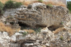 ...inklusive eines Felsmassivs, das in seiner form an einen Schädel ("Golgatha") erinnert. Theologie und Archäologie lehnen diesen Ort als Richt- und Grabstätte Jesu jedoch ab. (Foto: © B. Glumm)