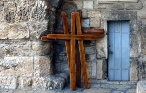 Wer will, der kann sich in Jerusalem ein Kreuz mieten und dieses entlang des Passionswegs tragen. Die Pilger machen davon regen Gebrauch. (Foto: © B. Glumm)