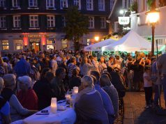 Dreh- und Angelpunkt des Gräfrather Lichterzaubers wird auch in diesem Jahr der Marktplatz sein. Dort wird es sogar eine Lichtshow zu bewundern geben. (Archivfoto: © Martina Hoerle)