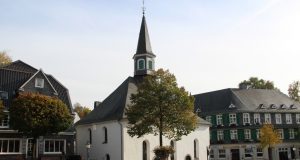 Die Evangelische Kirche am Gräfrather Markt. (Archivfoto: © Bastian Glumm)