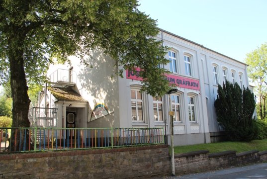 Das ehemalige Schulgebäude an der Schulstraße in Gräfrath. (Archivfoto: © Bastian Glumm)