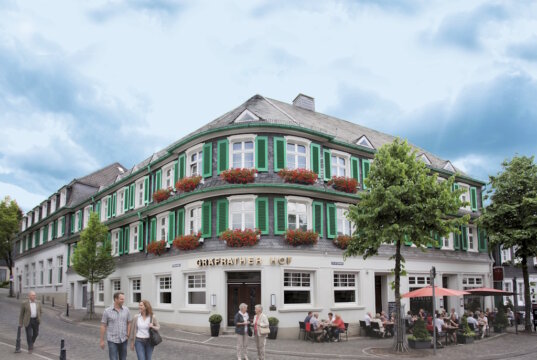 Der Gräfrather Hof am historischen Marktplatz in Solingen-Gräfrath beherbergt auch das Café Florian, in dem regelmäßig der beliebte Sonntagsbrunch wieder startet. (Foto: © Gräfrather Hof)