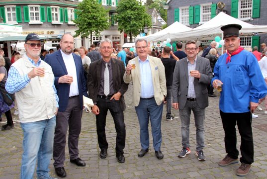 Hatten am Freitagabend Spaß auf dem 42. Gräfrather Marktfest: v.li. Georg Schubert (BV Gräfrath), Pfarrer Michael Mohr, katholischer Stadtdechant, Thomas Schorsch, Pfarrer der evangelischen Kirchengemeinde, Bürgermeister Ernst Lauterjung, Landtagsabgeordneter Josef Neumann (SPD) und Dragan Denic von der Arbeitsgemeinschaft Gräfrather Vereine (Arge). (Foto: © Bastian Glumm)