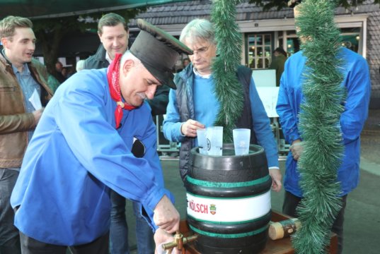 Dragan Denic von der veranstaltenden Arbeitsgemeinschaft Gräfrather Vereine (Arge) zapft die ersten Bierchen, zuvor wurde das Fass von Oberbürgermeister Kurzbach routiniert angeschlagen. (Foto: © Bastian Glumm)