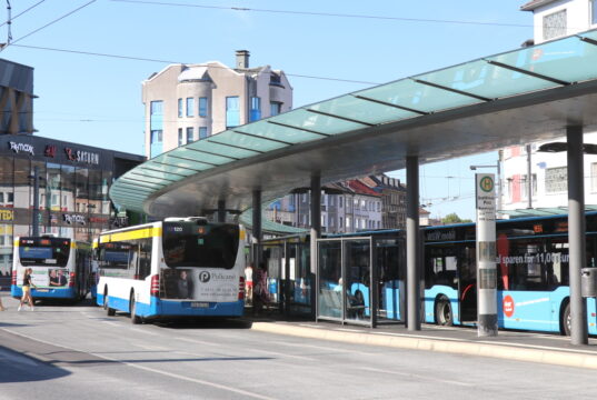 Die Bushaltestelle Graf-Wilhelm-Platz in der Solinger Innenstadt. (Foto: © Bastian Glumm)