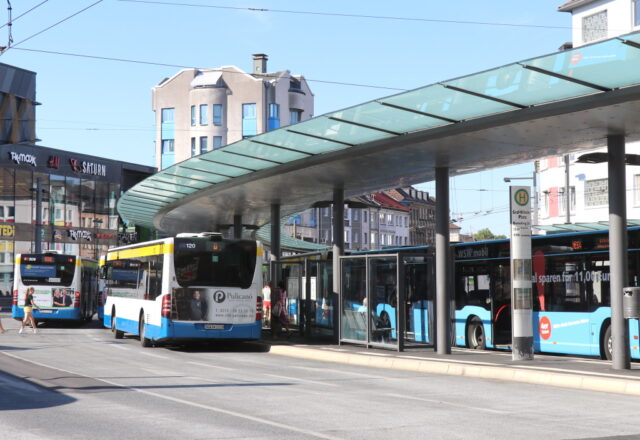 Die Bushaltestelle Graf-Wilhelm-Platz in der Solinger Innenstadt. (Foto: © Bastian Glumm)
