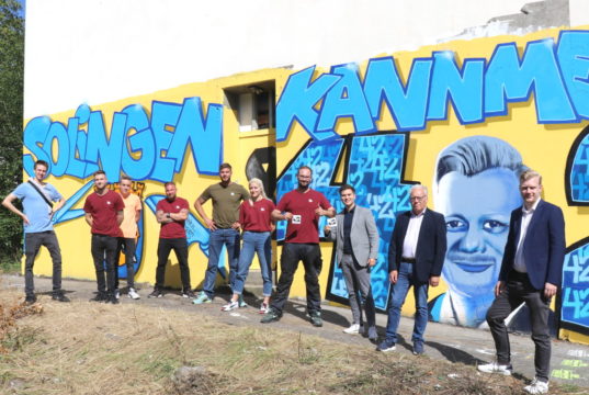 "Solingen kann mehr", finden die Graffiti-Künstler der "42er_sg" um Julian Dietrich (4.v.re.). Die Solinger Liberalen um Dario Dzamastagic (3.v.re.) und Raoul Brattig (re.) brachten die jungen Künstler mit den Eigentümern des leer stehenden Hauses an der Focher Straße zusammen. (Foto: © Bastian Glumm)