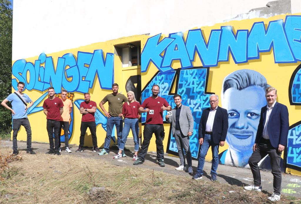 "Solingen kann mehr", finden die Graffiti-Künstler der "42er_sg" um Julian Dietrich (4.v.re.). Die Solinger Liberalen um Dario Dzamastagic (3.v.re.) und Raoul Brattig (re.) brachten die jungen Künstler mit den Eigentümern des leer stehenden Hauses an der Focher Straße zusammen. (Foto: © Bastian Glumm)