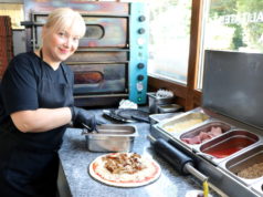 Dina Mahleli leitet die Grill-Pizzeria "Zorbas" an der Focher Straße.. Die 46-Jährige arbeitet seit Jahrzehnten in der Gastronomie. (Foto: © Bastian Glumm)