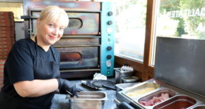 Dina Mahleli leitet die Grill-Pizzeria "Zorbas" an der Focher Straße.. Die 46-Jährige arbeitet seit Jahrzehnten in der Gastronomie. (Foto: © Bastian Glumm)