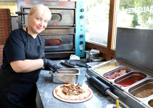 Dina Mahleli leitet die Grill-Pizzeria 